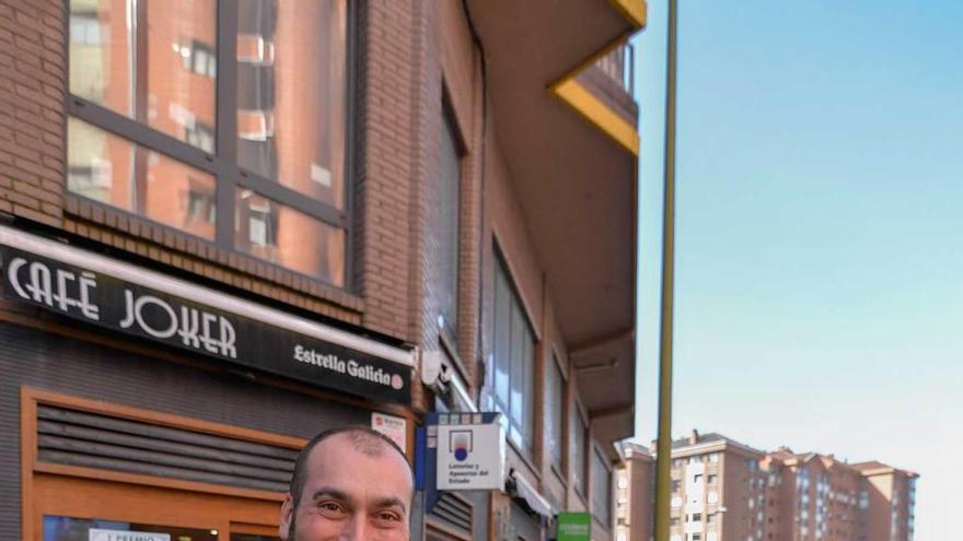 Carlos Arias y Raquel Velasco, ayer, en la puerta del bar que regentan y en el que despachan lotería.