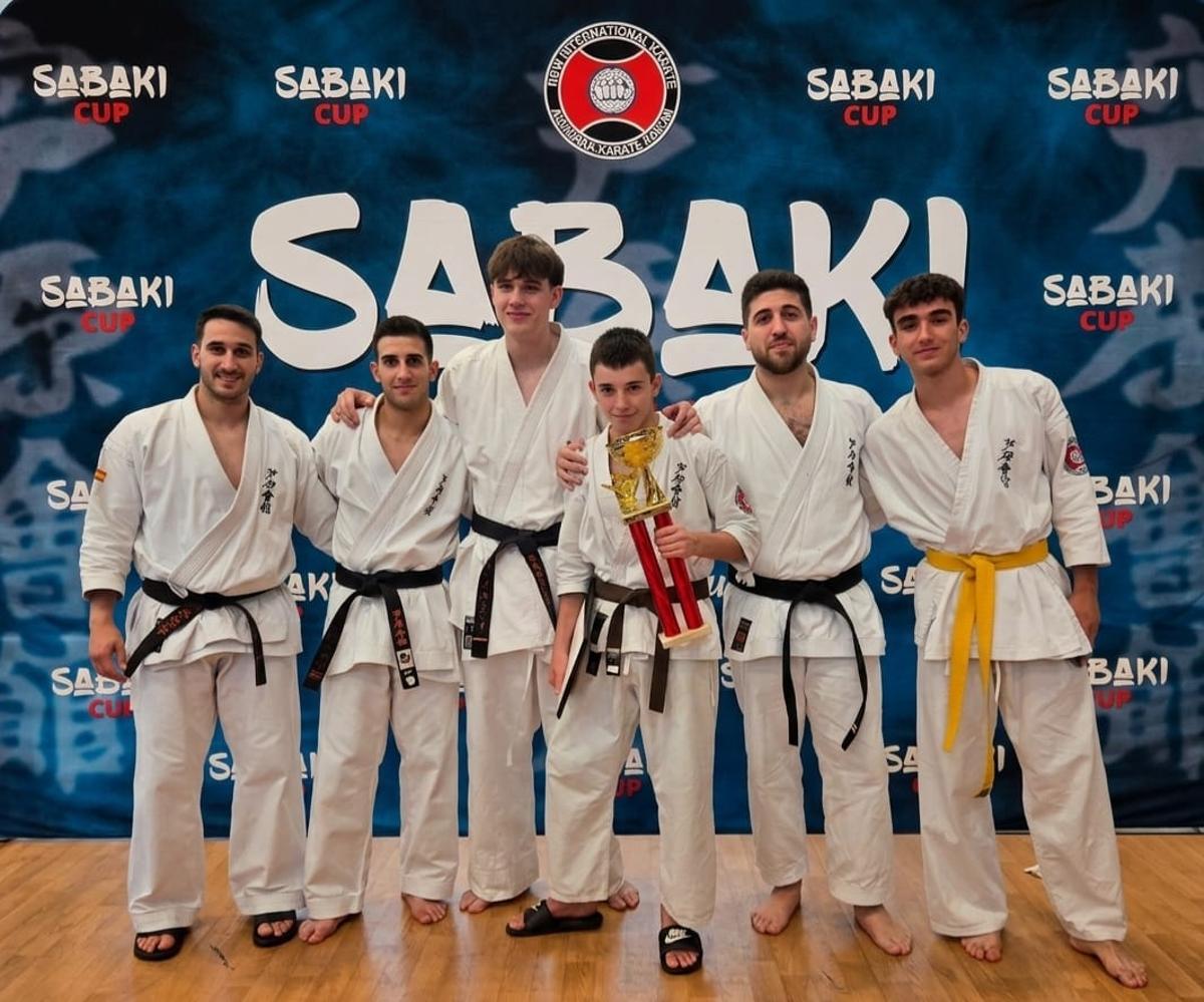 Juan Talens junto a sus compañeros del Ashihara karate, que compitieron representando a la selección española de Ashihara Karate Niko.