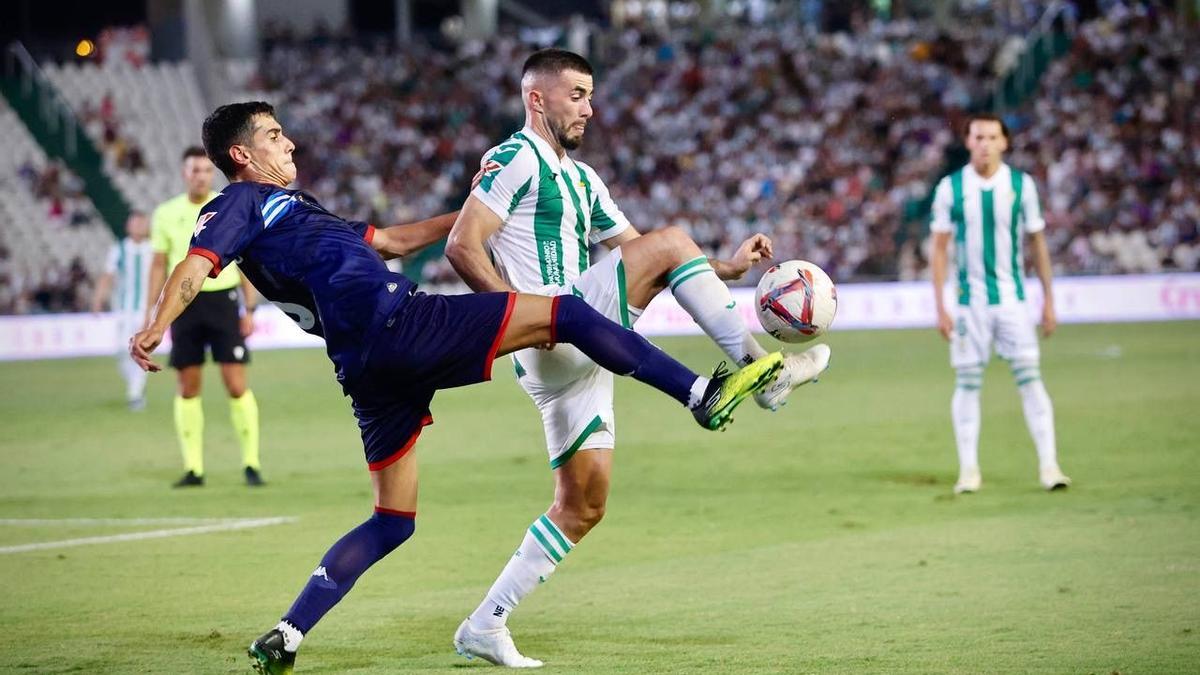 Jacobo intenta controlar el balón en una acción del encuentro Córdoba-Dépor.
