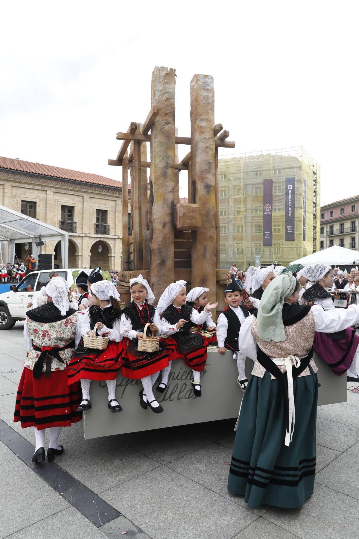 EN IMÁGENES: El desfile de carrozas del Bollo en Avilés