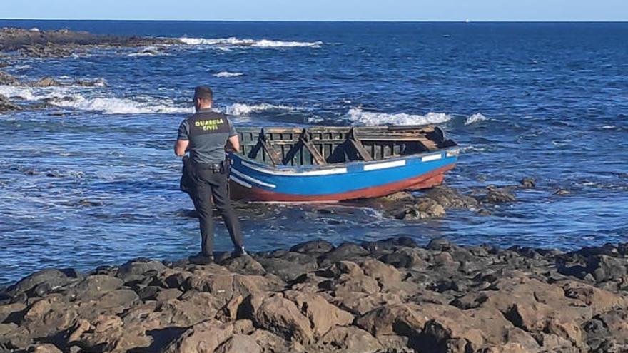 Un guardia civil custodia la patera que arribó a Lanzarote.