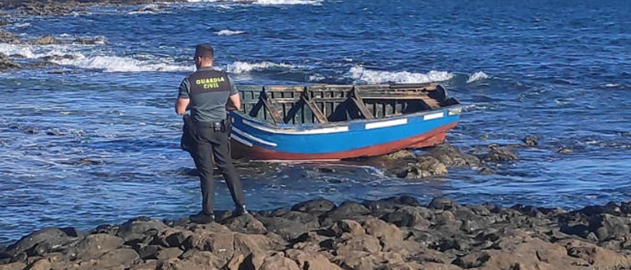 Un guardia civil custodia la patera que arribó a Lanzarote.