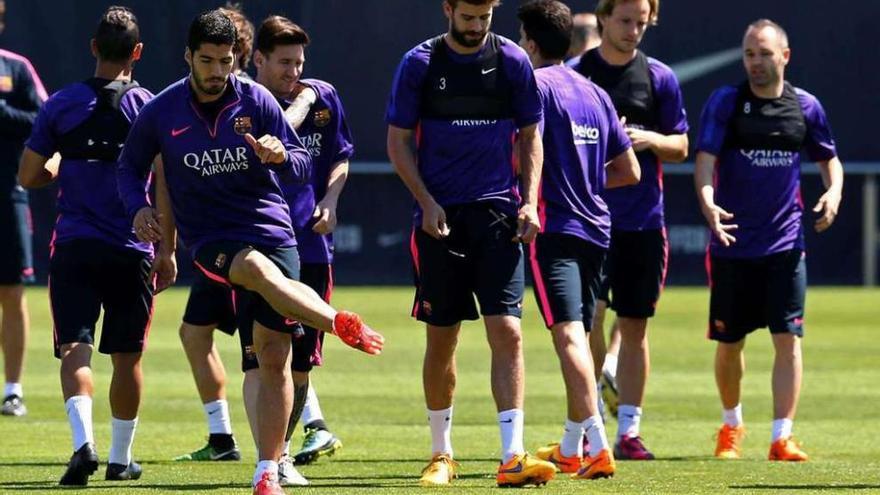 Luis Suárez, al lado de Piqué, en el entrenamiento de ayer del Barcelona.