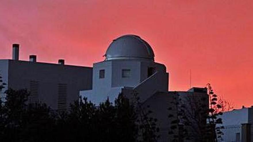 El Observatorio de Puig des Molins con un cielo rojizo antes de una tormenta.