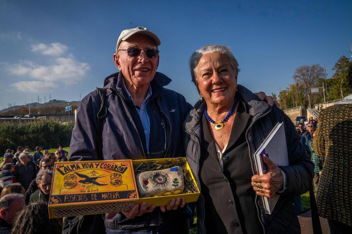Sebastiao Salgado y su mujer, Lélia Wanick posan con el galardón del I Premio Joan Guerrero. Catalunya Mirades Solidàries ha celebrado un homenaje póstumo al fotógrafo Joan Guerrero en Santa Coloma de Gramenet. La asociación ha inaugurado una exposición de Guerrero en el Parc Fluvial del Besòs y ha entregado el I Premio Joan Guerrero al fotógrafo brasileño Sebastiao Salgado. Sebastiao Salgado y su mujer, Lélia Wanick posan con el galardón del I Premio Joan Guerrero. Catalunya Mirades Solidàries ha celebrado un homenaje póstumo al fotógrafo Joan Guerrero en Santa Coloma de Gramenet. La asociación ha inaugurado una exposición de Guerrero en el Parc Fluvial del Besòs y ha entregado el I Premio Joan Guerrero al fotógrafo brasileño Sebastiao Salgado.