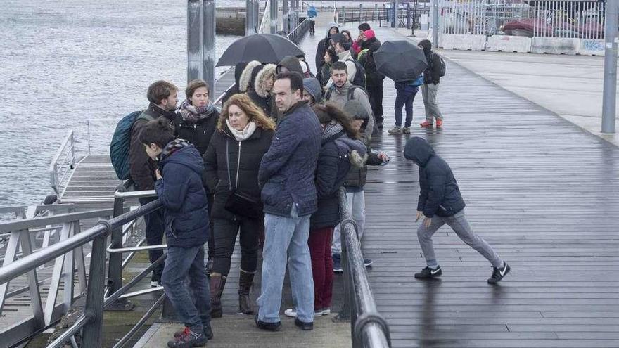 Visitantes a las Cíes, ayer por la mañana, esperando para embarcar en A Laxe. // Cristina Graña