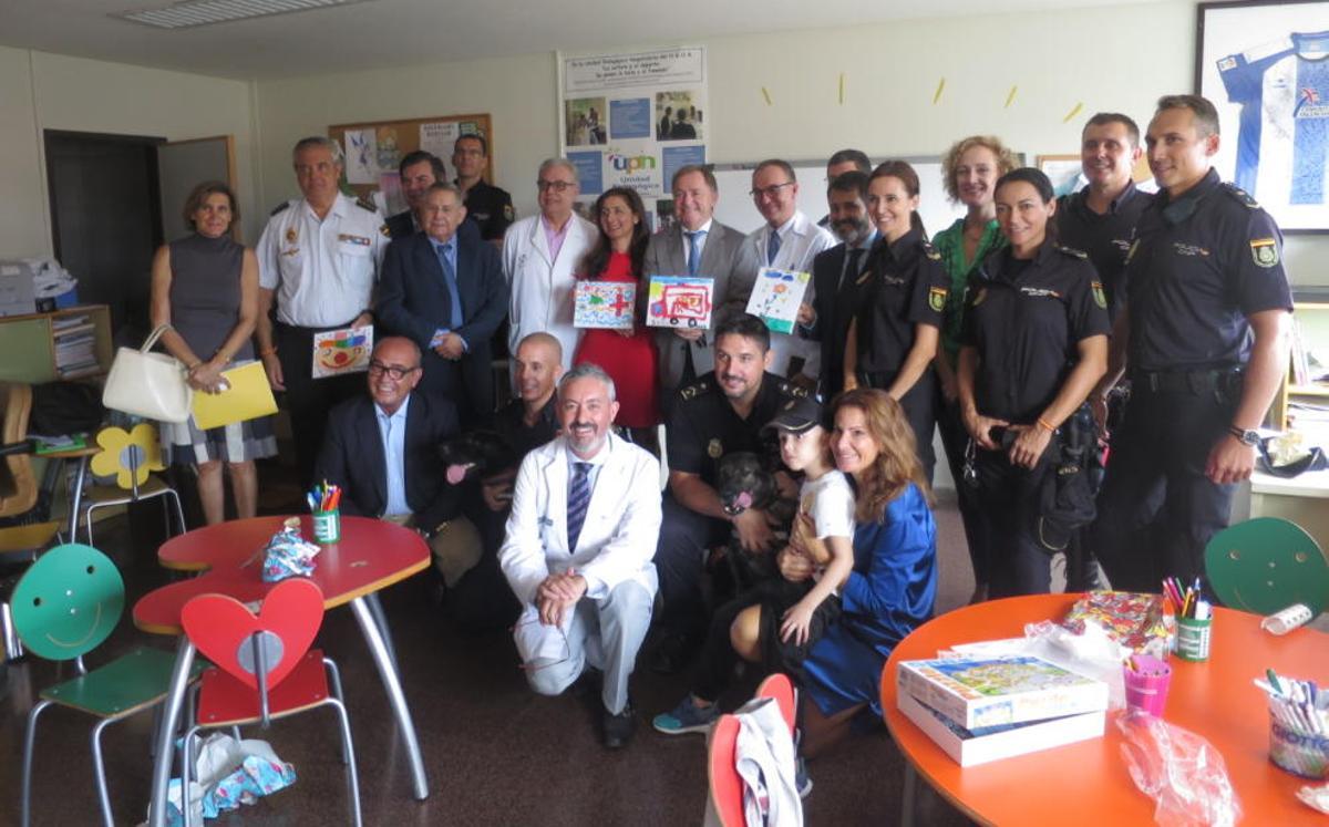 La Policía Nacional visita a los niños en el Hospital General