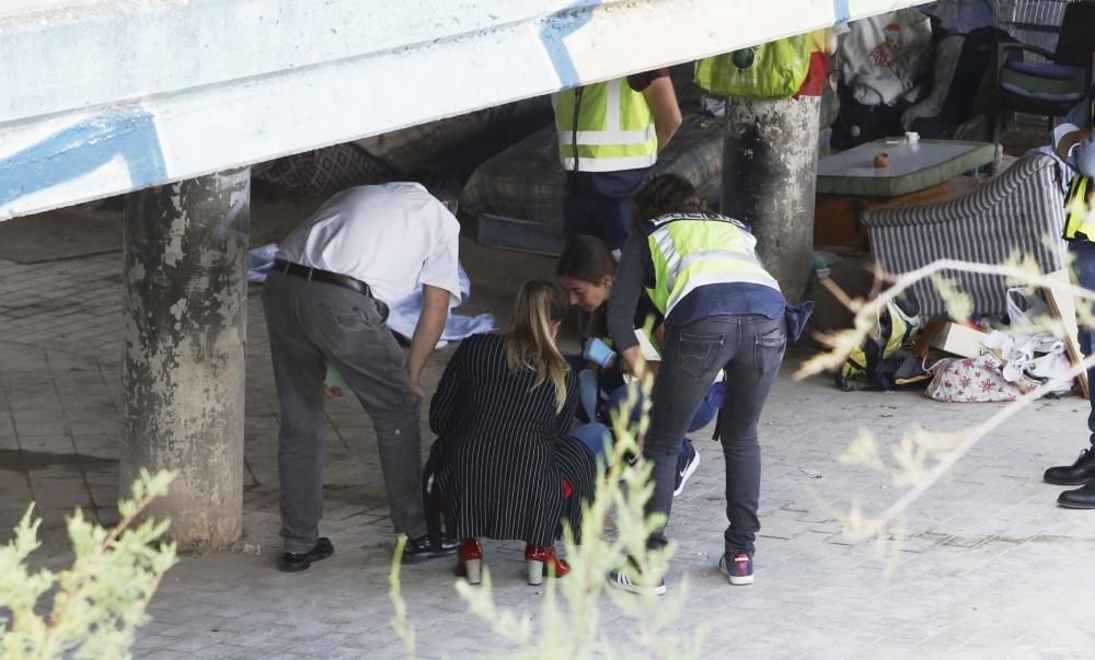 Hallan el cadáver de un indigente bajo un puente en la calle Teulada de Alicante