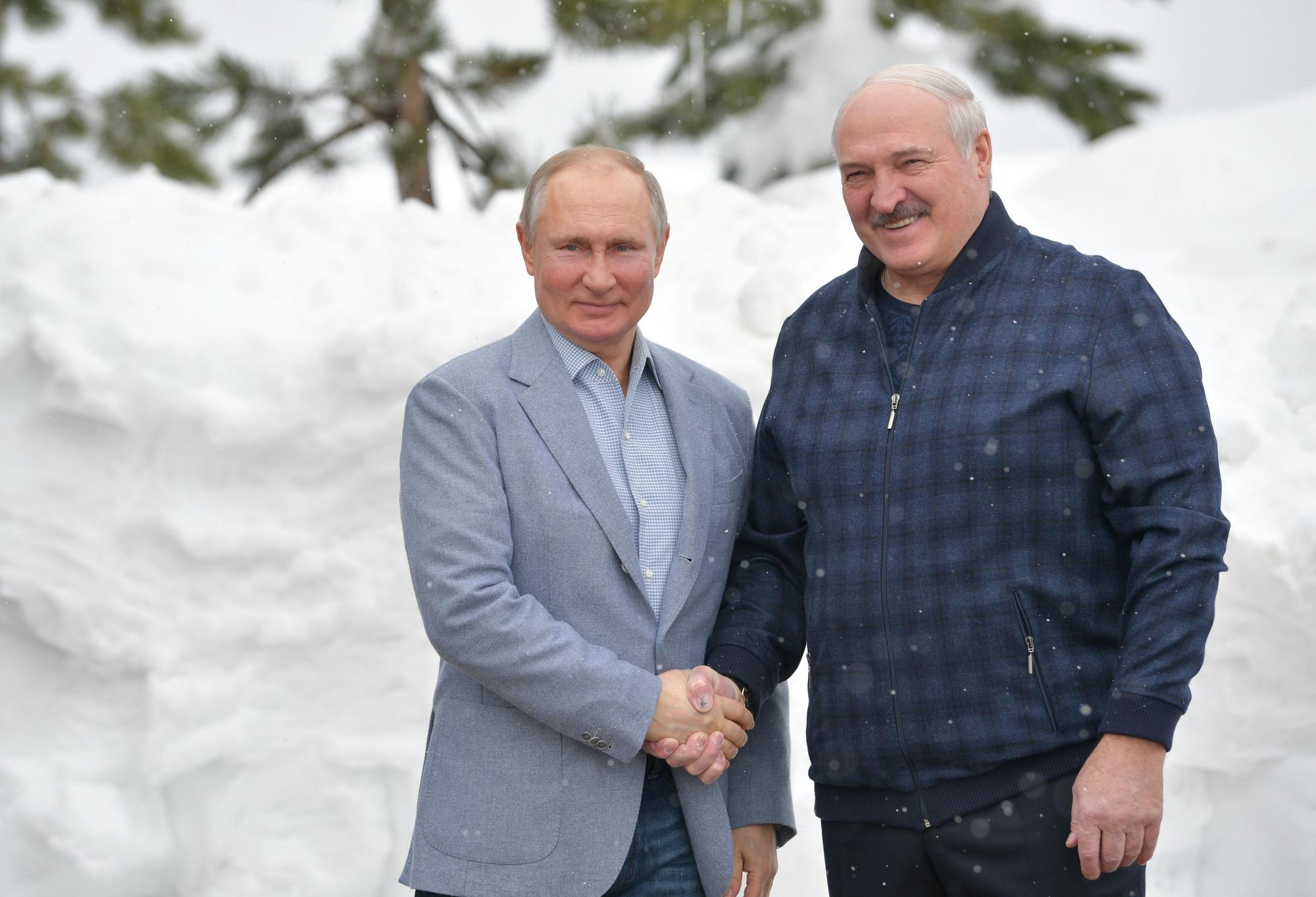 Los presidentes de Rusia y Bielorrusia, Vladímir Putin y Alexander Lukashenko, durante un encuentro en Sochi, Rusia, en febrero de 2021.