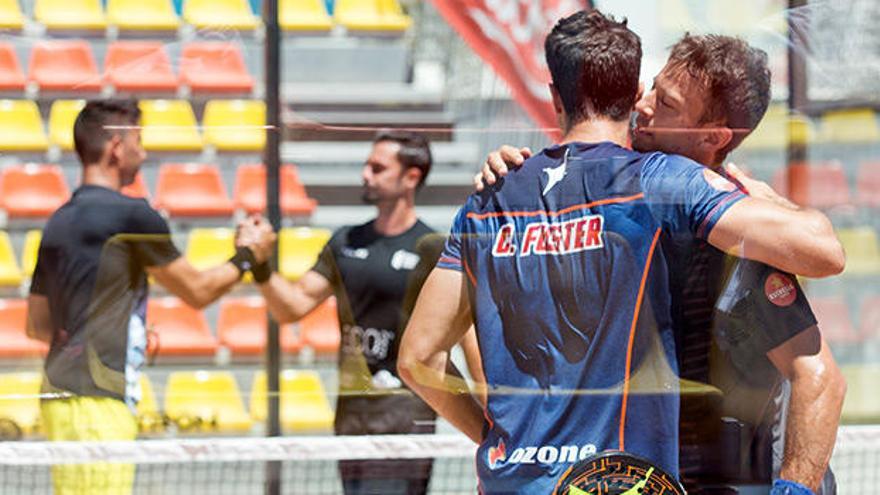 Momento del partido decisivo entre Miguel Ángel Solbes-Christian Fuster  y Juanmi Such-Christian Ramos, de 1ª categoría.