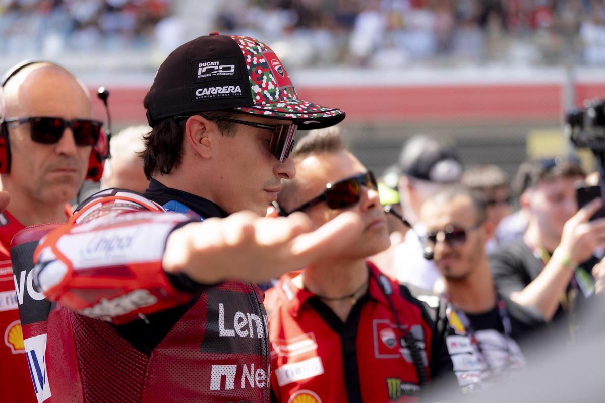 Marc Márquez (Ducati) hace ejercicios con su brazo derecho, recién operado, en la parrilla de Mugello.