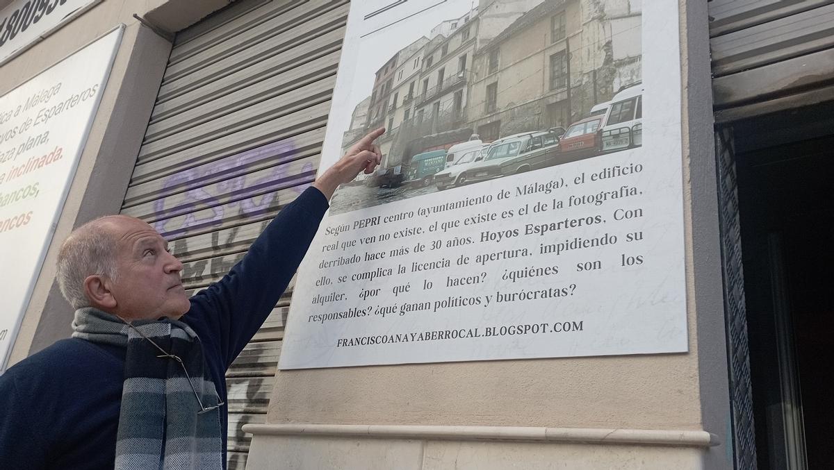 Francisco Anaya, en Hoyo de Esparteros, con la foto del inmueble protegido y demolido hacia 1990.