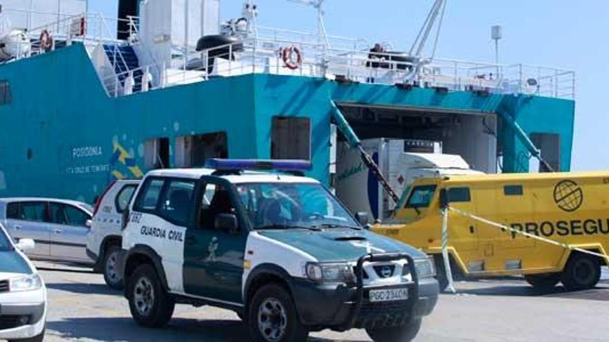 El furgón blindado, con el &#039;Posidonia&#039; al fondo.