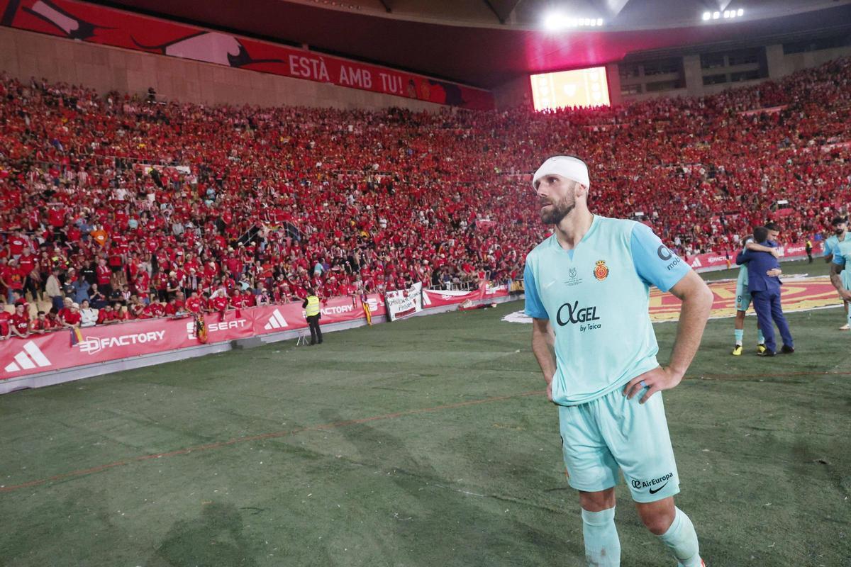 El dolor de Muriqi ante la afición tras caer en la final de la Copa del Rey. El dolor de Muriqi ante la afición tras caer en la final de la Copa del Rey.