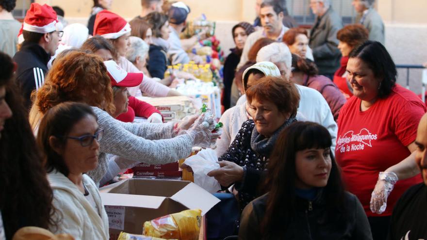 Imagen del reparto de más de 3.000 menús y comida no perecedera del comedor de los Ángeles de la Noche en Nochebuena.