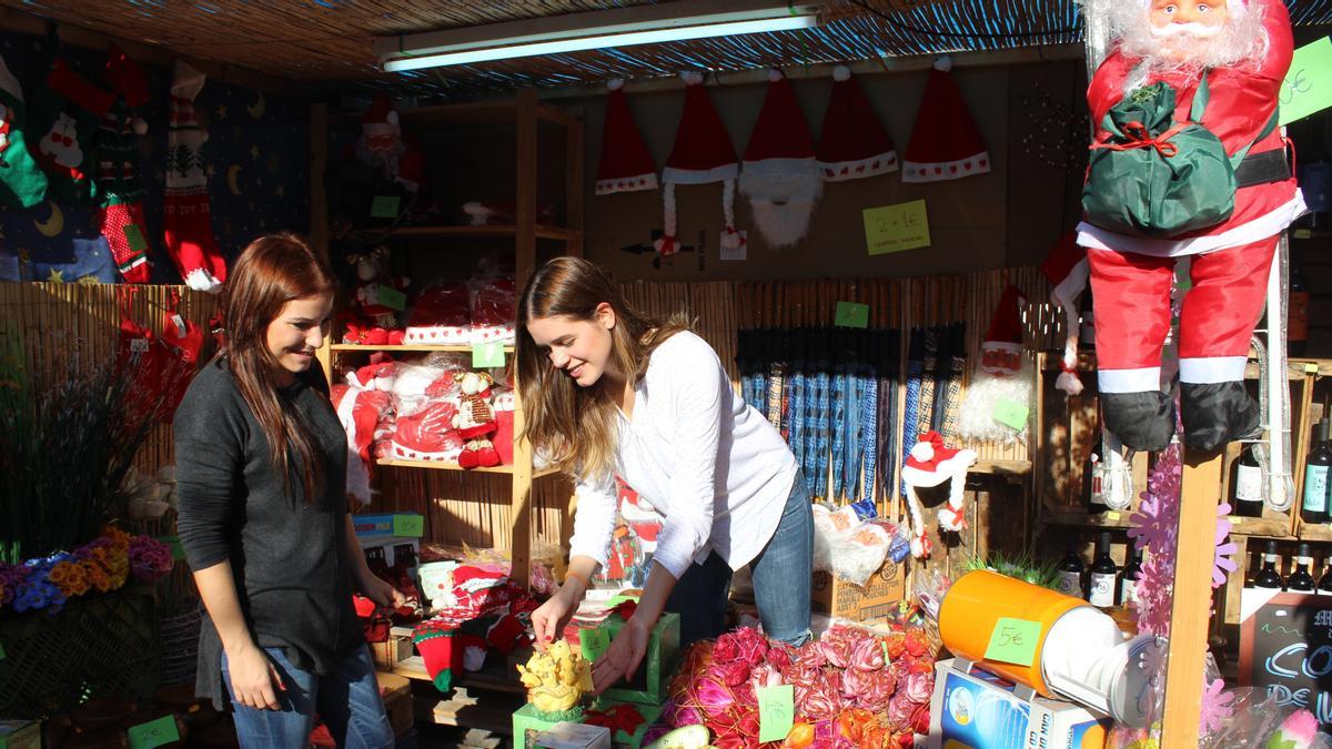 El mercadillo de Navidad se ha convertido en una de las citas más esperadas del año y atrae a numerosos asistentes al municipio.