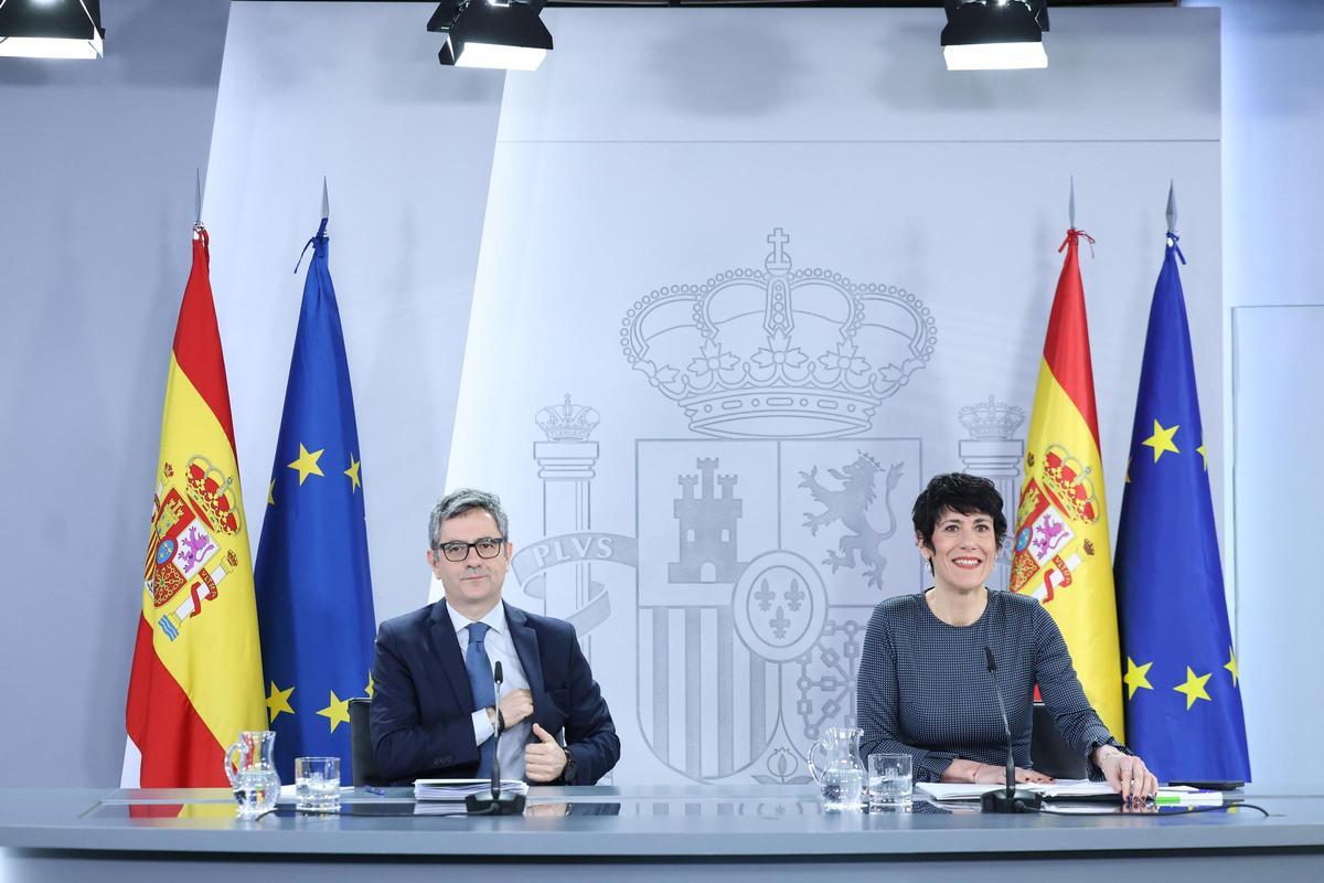 El ministro de la Presidencia, Justicia y Relaciones con las Cortes, Félix Bolaños, y la ministra de Seguridad Social, Inclusión y Migraciones, y Portavoz del Gobierno, Elma Saiz