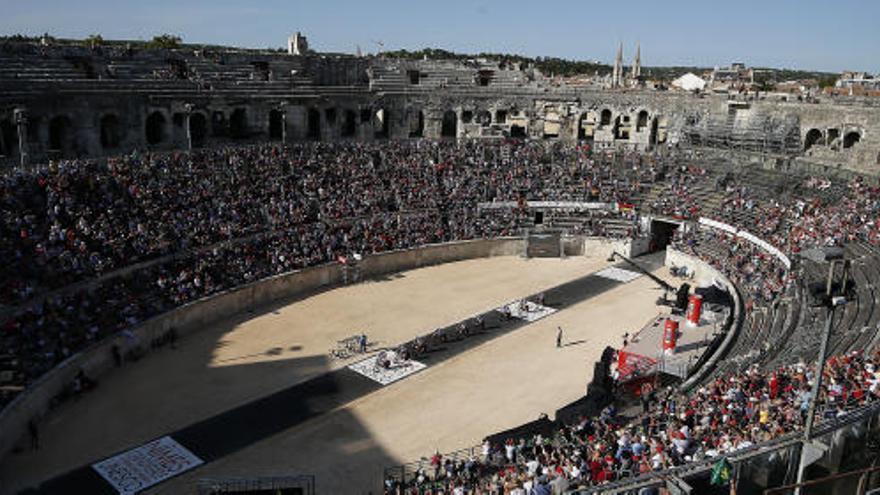 La Vuelta, a u paso por el anfiteatro romano de la ciudad de Nimes