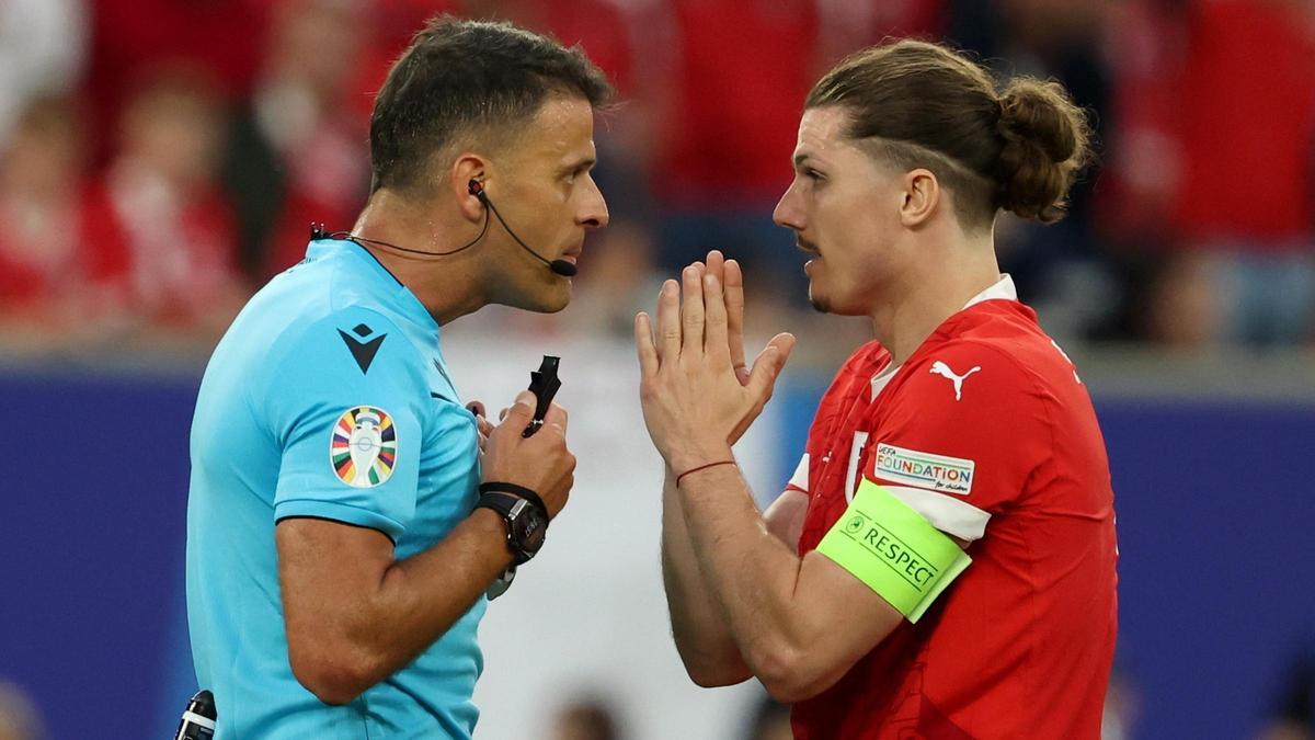 Jesús Gil Manzano habla con Marcel Sabitzer, el capitán de Austria, en el partido frente a Francia.