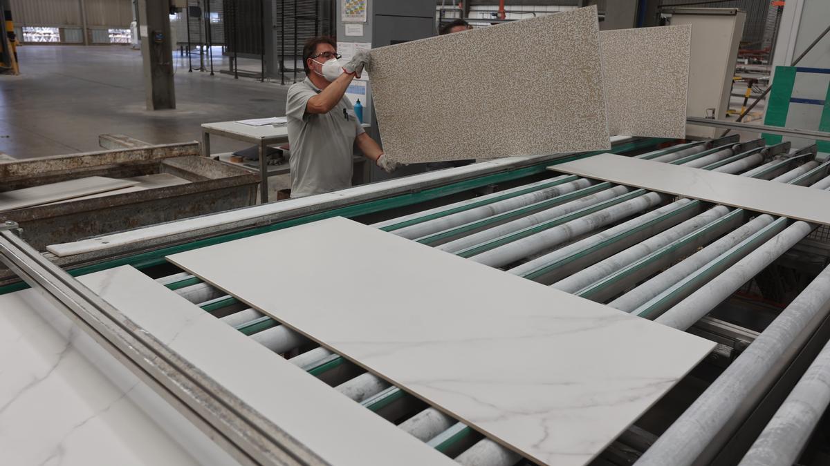 Proceso de fabricación en una industria cerámica.