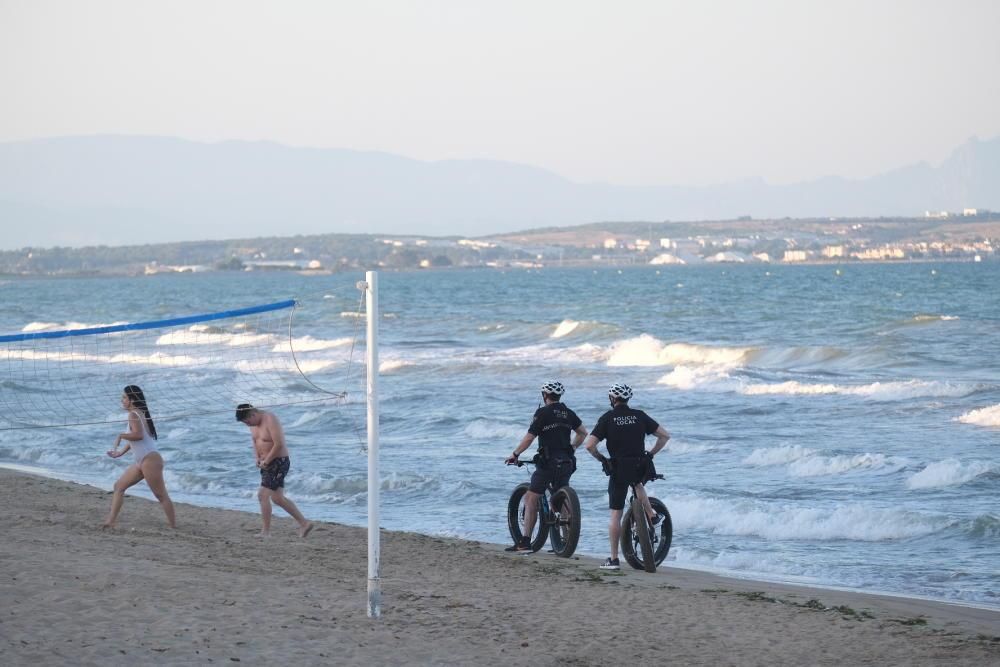 Los agentes ha desalojado las playas de Elche en la Noche de San Juan.