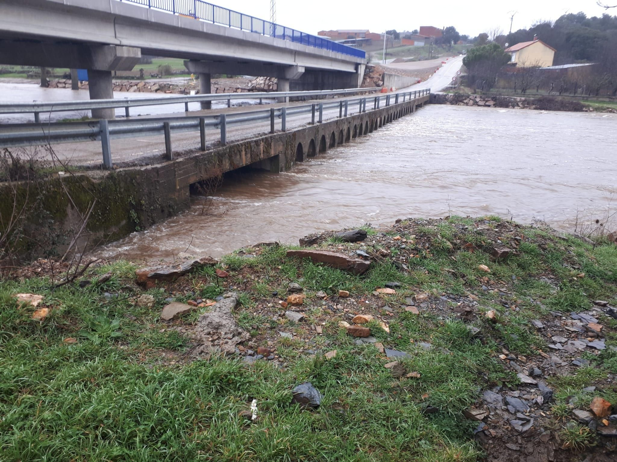 El agua a punto de saltar el puente viejo de Domez de Alba. | Ch. S.