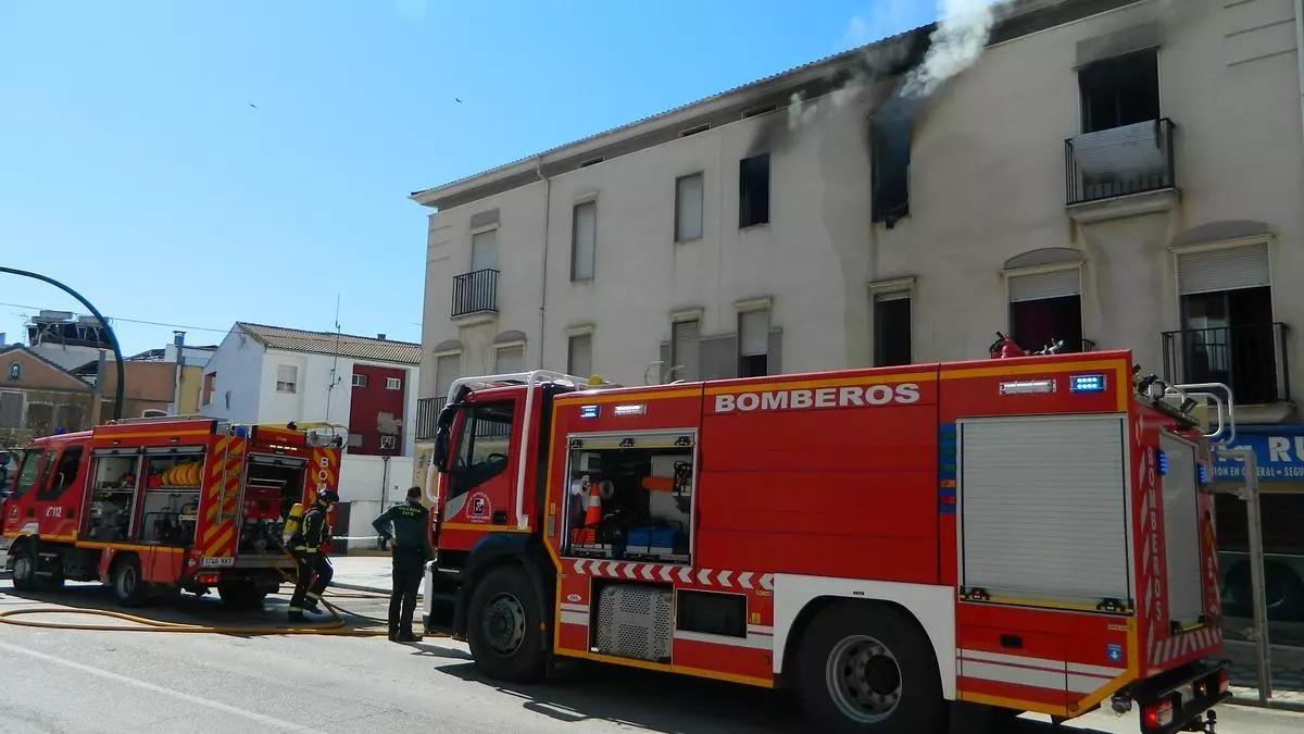 Los bomberos del Consorcio Provincial de la Diputación trabajan en la extinción de un incendio en Rute.