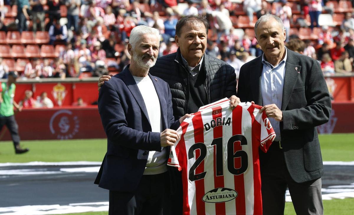 Por la izquierda, Redondo, Doria y Joaquín, posando con la camiseta del Sporting en el homenaje al central. | ÁNGEL GONZÁLEZ