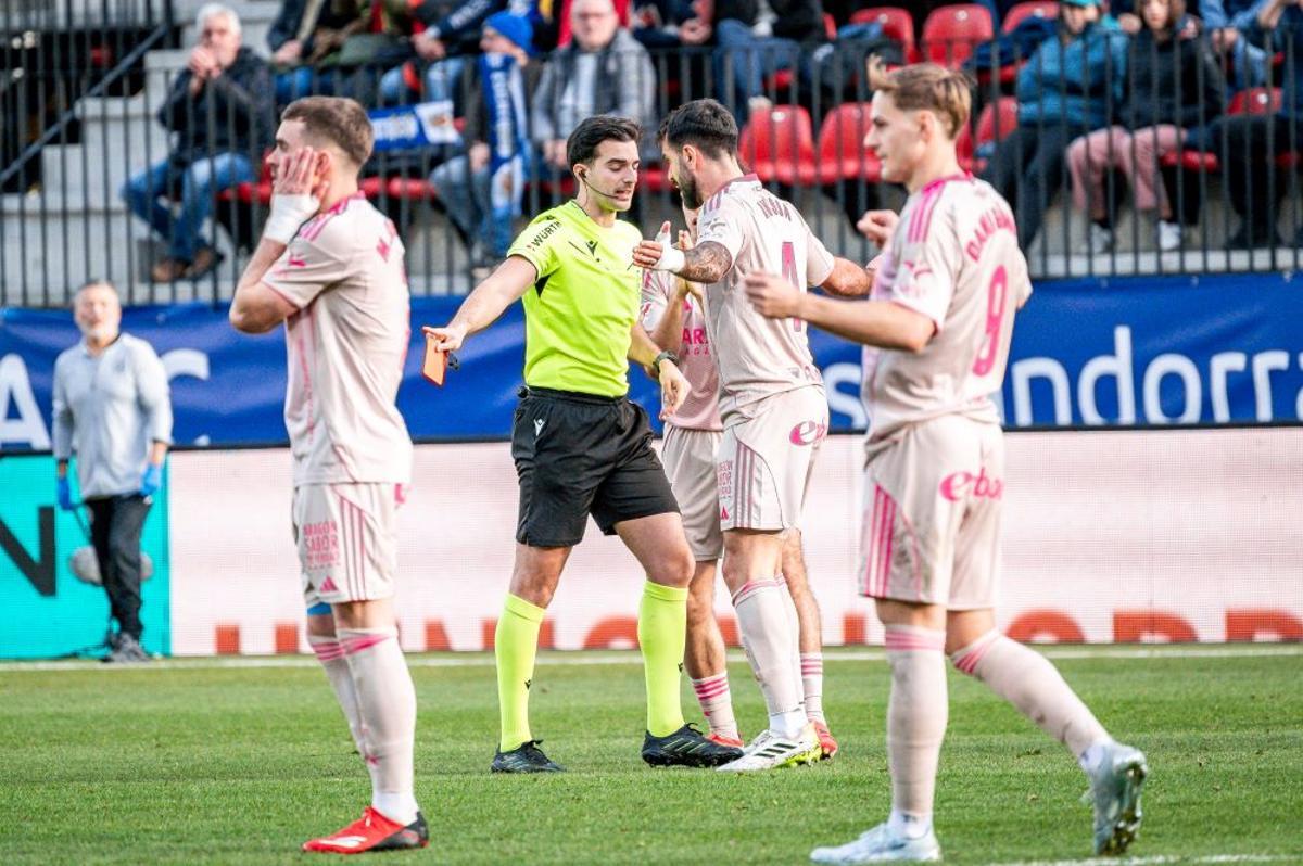 Insua protesta ante Eder Mallo la primera de las dos amarillas que vio en Encamp.