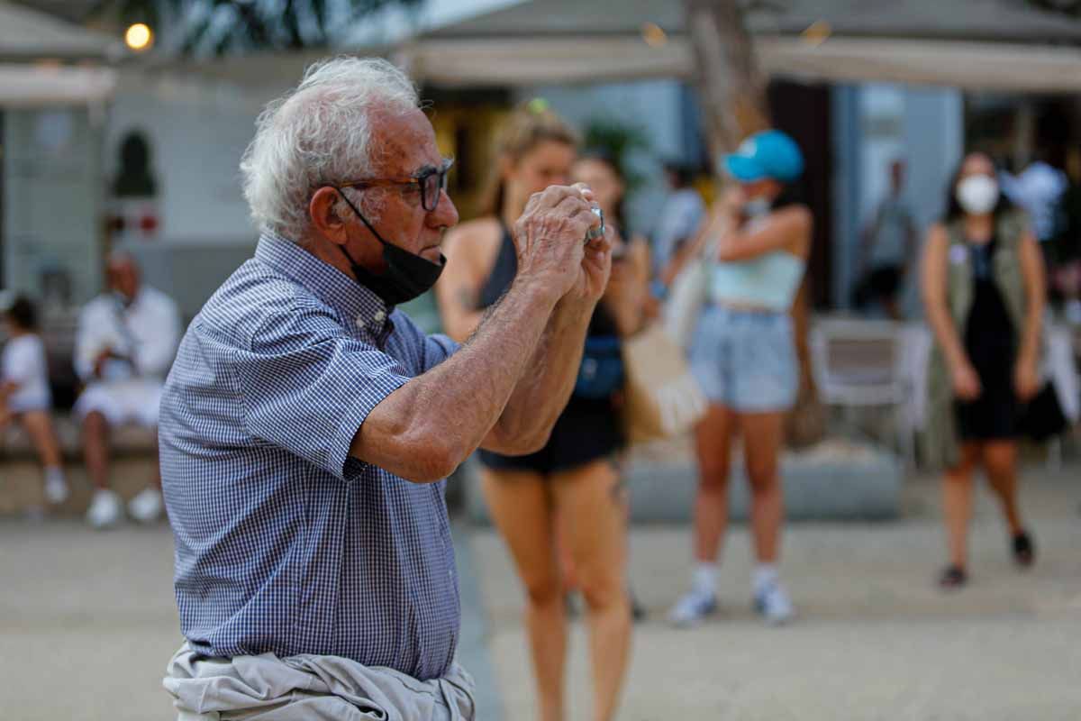 Un centenar de personas participan en Ibiza en un acto de protesta por la agresión sexual cometida en Formentera