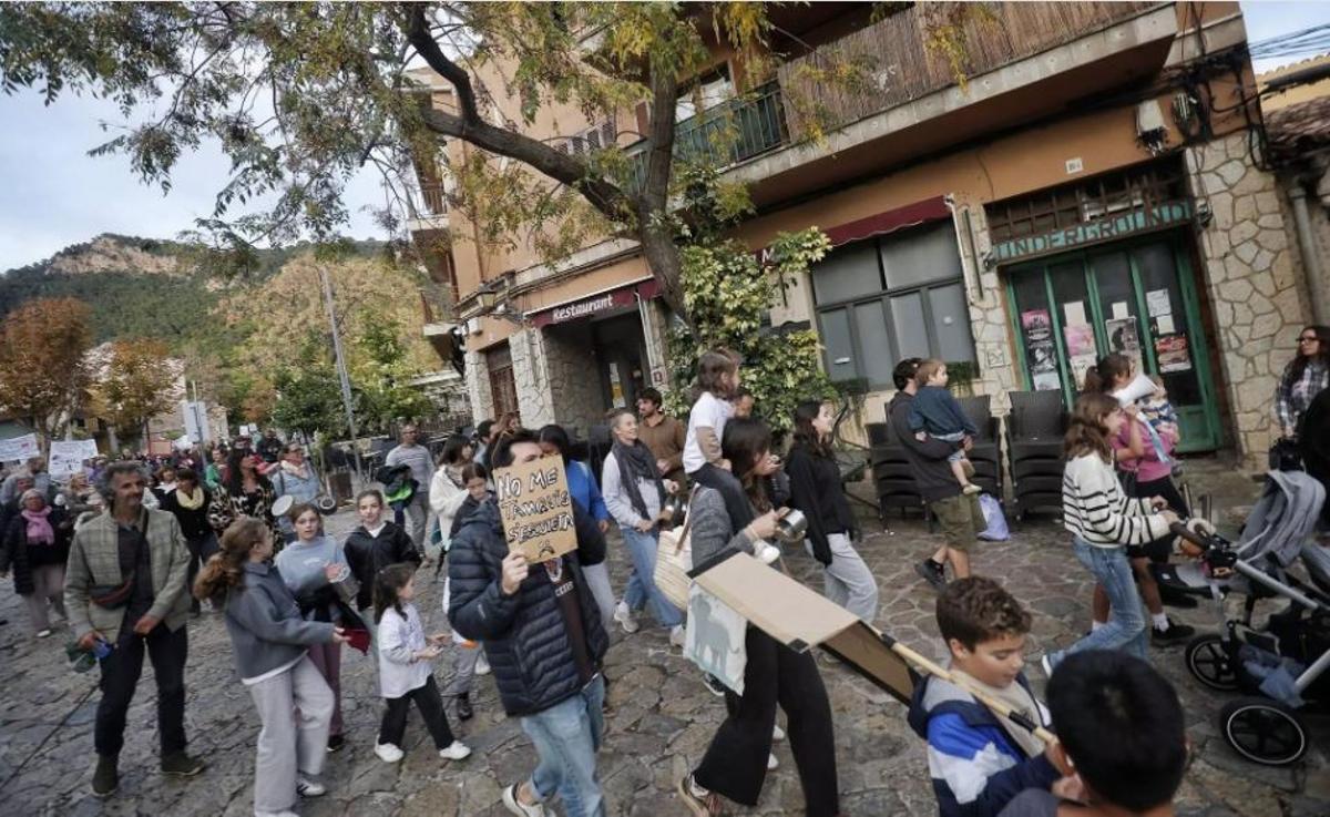 Una manifestación recorrió el pasado noviembre Valldemossa en contra del cierre de la 'escoleta' municipal
