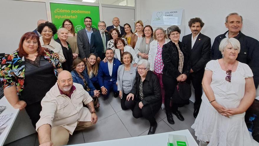 Foto de familia de la inauguración de la nueva sede de la AECC en Vila-real.