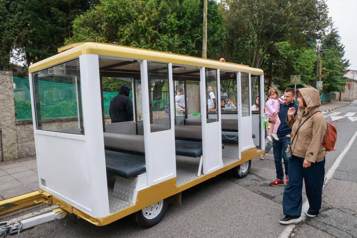 El tren turístico inició ayer su andaina por A Illa.