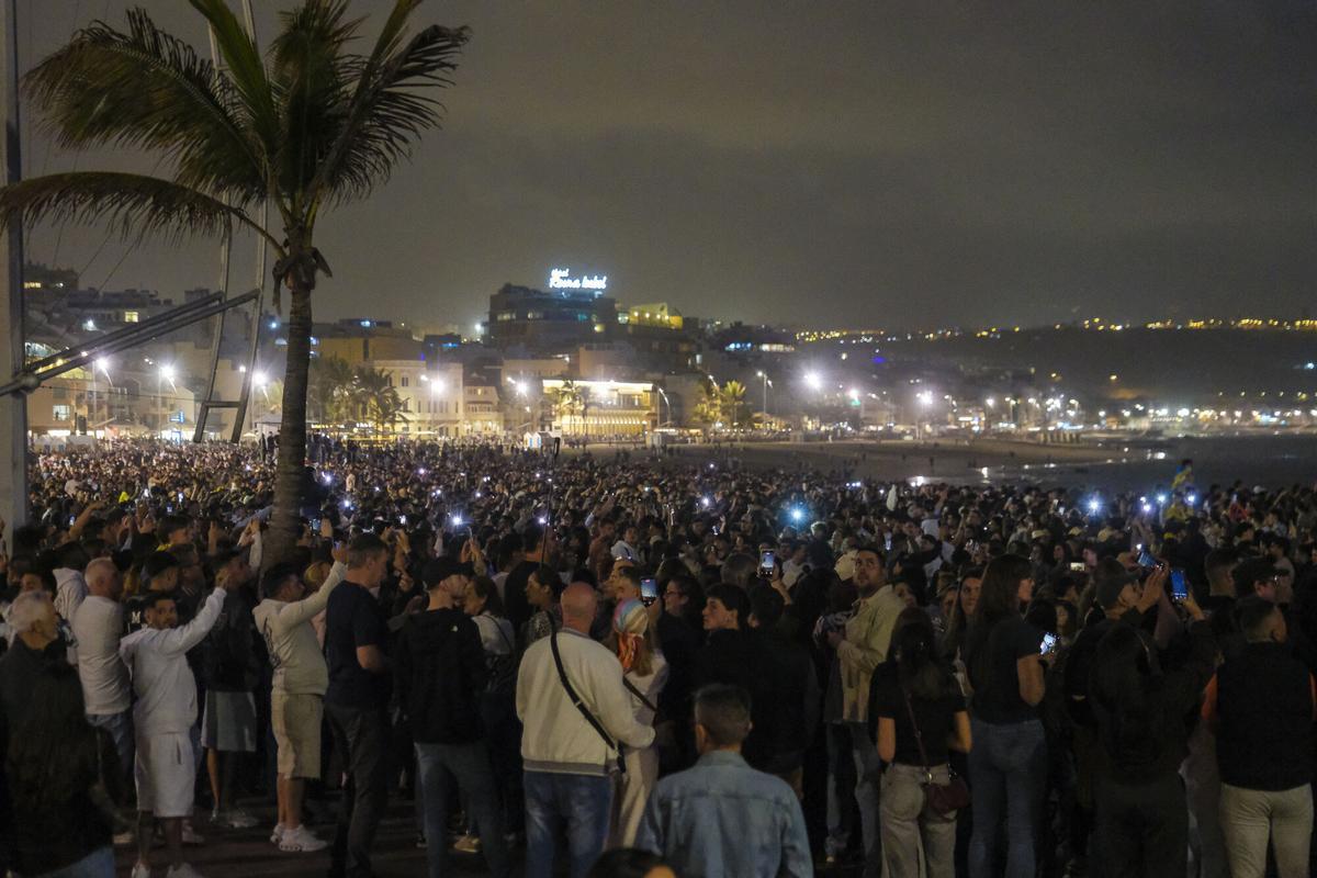 Espectáculo de drones en Las Canteras para anunciar el nuevo disco de Quevedo, 'El Baifo'