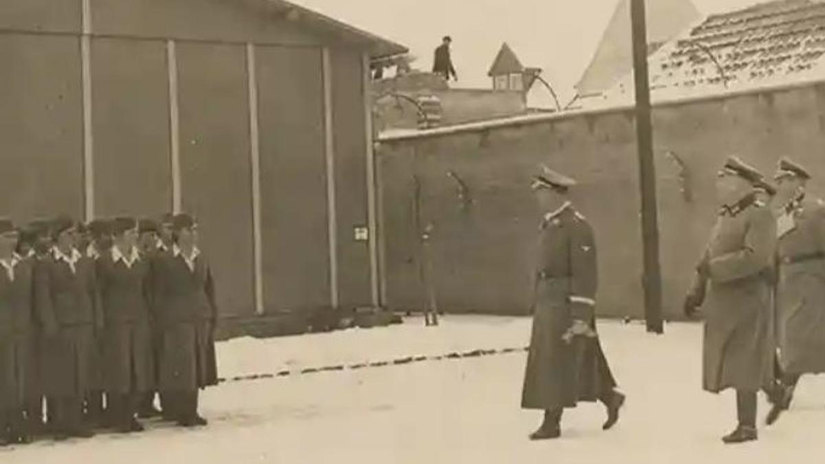 Guardianas de Ravensbrück en formación durante una visita del líder de las SS Heinrich Himleer en 1941.