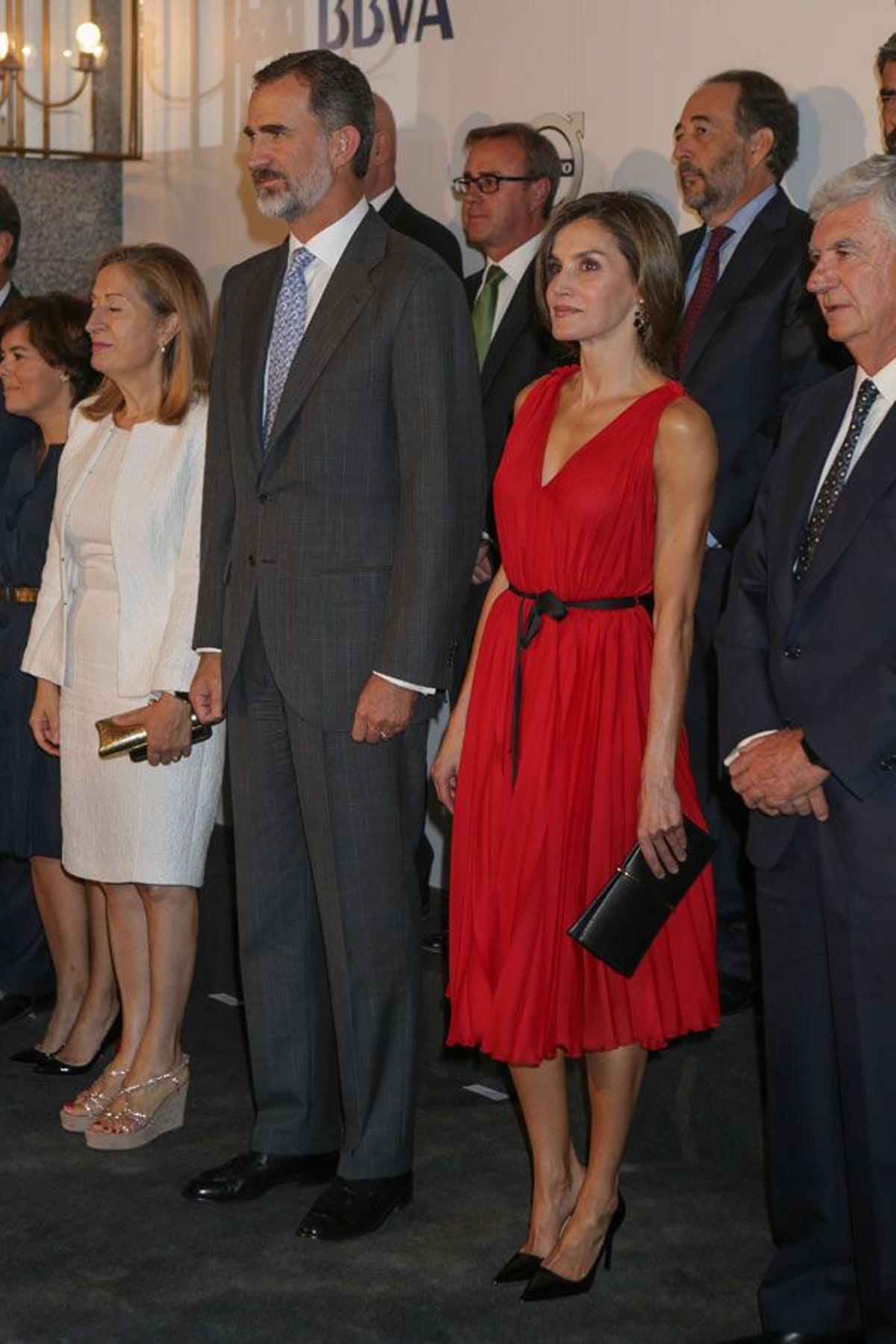 El look de Letizia Ortiz con vestido rojo de Carolina Herrera y complementos negros