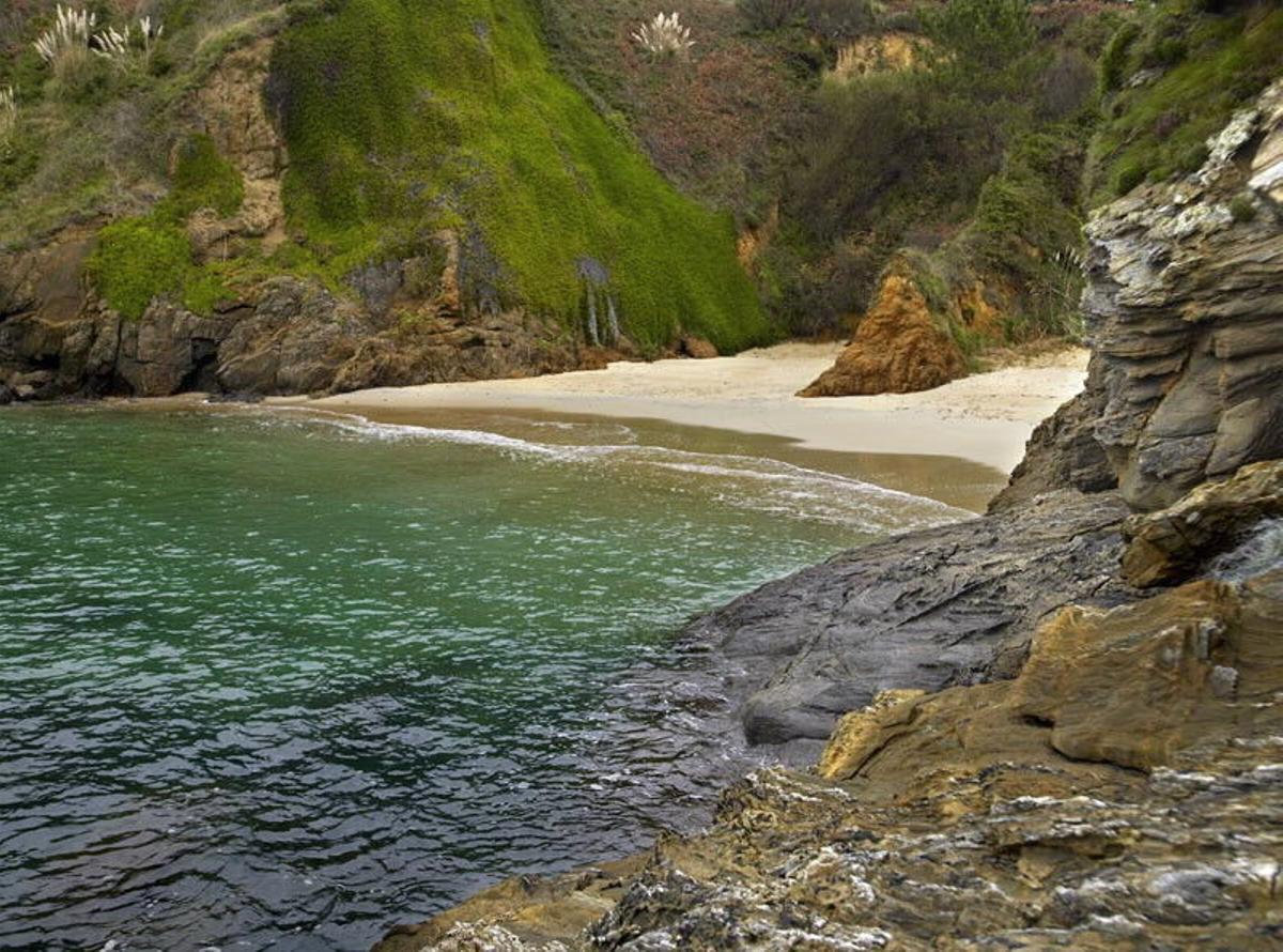 Los acantilados que protegen la playa de Canabal, en Sada