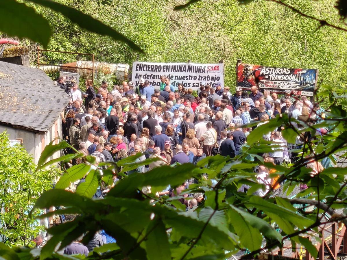 Los mineros encerrados en Mina Miura mantienen la lucha tras nueve días: "Van pasando factura el frío y la humedad, pero hay que seguir"
