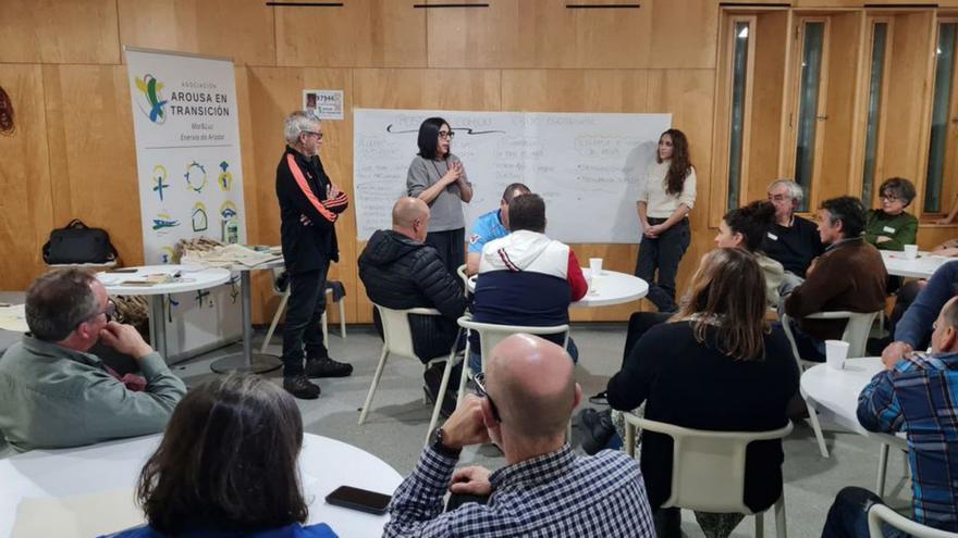 Un momento del encuentro para «repensar» los montes de A Illa.