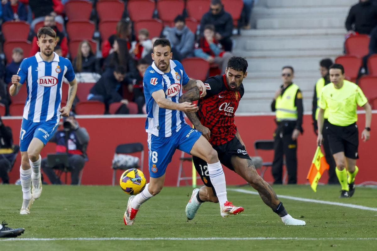 PALMA DE MALLORCA, 15/03/2025.- El centrocampista portugués del Mallorca Samuel Costa (d) pelea un balón con el centrocampista del Espanyol Edu Expósito durante el partido de LaLiga entre el Mallorca y el Espanyol, este sábado en el estadio de Son Moix. EFE/ Cati Cladera