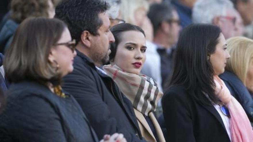 A la izquierda, Integrantes de rei Barbut con peluca y banda verde; a la derecha, la reina de las fiestas con el presidente de la diputación y su esposa.