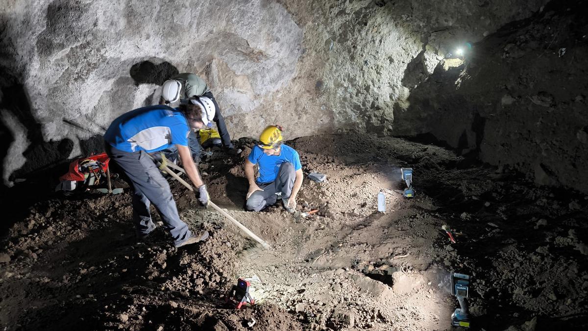 Arqueólogos en el interior de la Sima de Jinámar, en Gran Canaria, en octubre del año pasado.