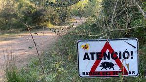 Un cartel avisa de una batida de jabalís en el parque natural del Montgrí.