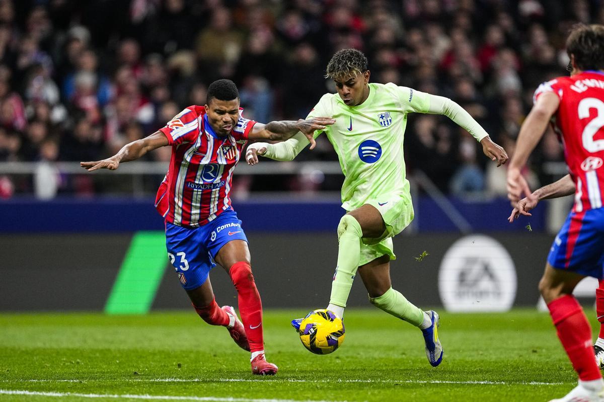 Lamine Yamal, jugador del FC Barcelona, disputa un balón con Reinildo, del Atlético.
