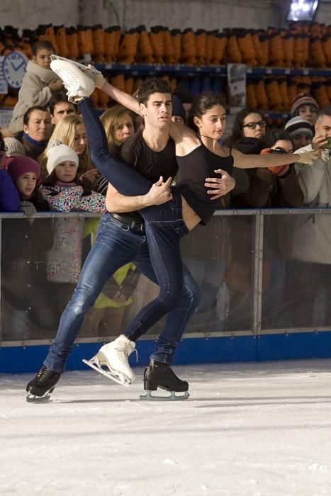 Exhibición de patinaje sobre hielo en la pista de Gijón