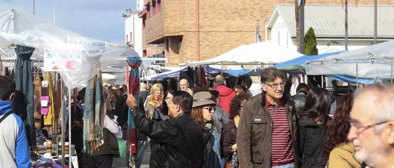 Los mercadillos de Bouzas y Coia rozan el lleno a los tres años de su reapertura