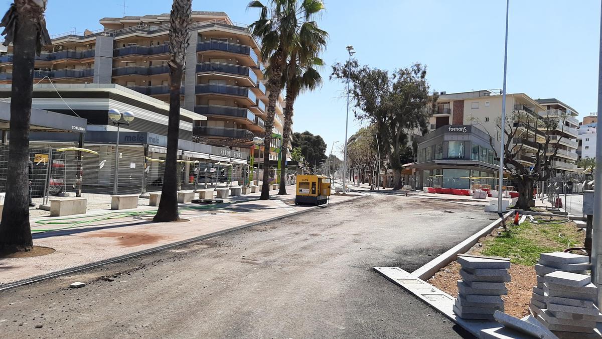 La calle Carles Buïgas, uno de los ejes comerciales de Salou, está siendo peatonalizada.