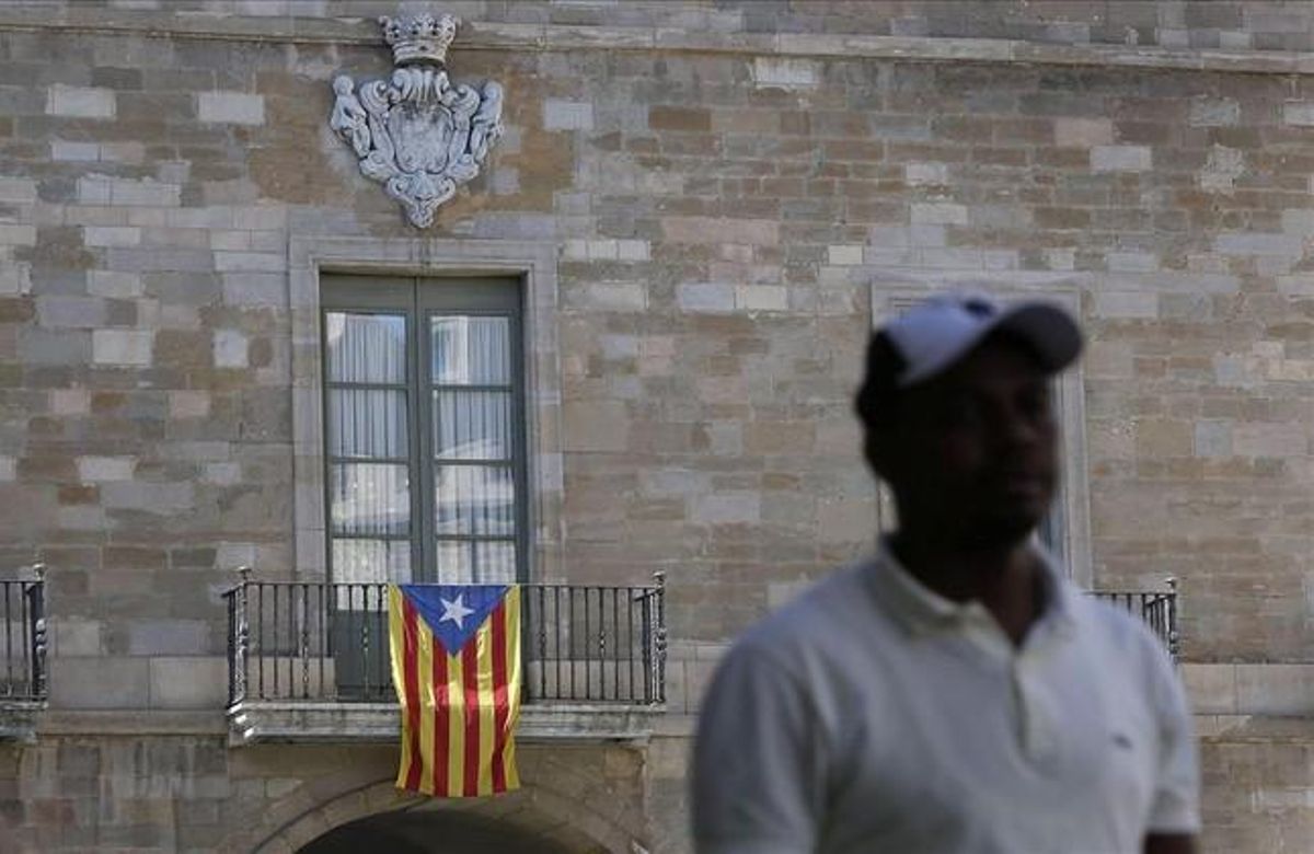 Imatge d’aquest matí de la façana de l’Ajuntament de Manresa (Barcelona), governat per CIU, amb l’estelada al balcó després que la Junta Electoral Central ha ordenat la retirada d’estelades als ajuntaments, edificis públics i col·legis electorals.