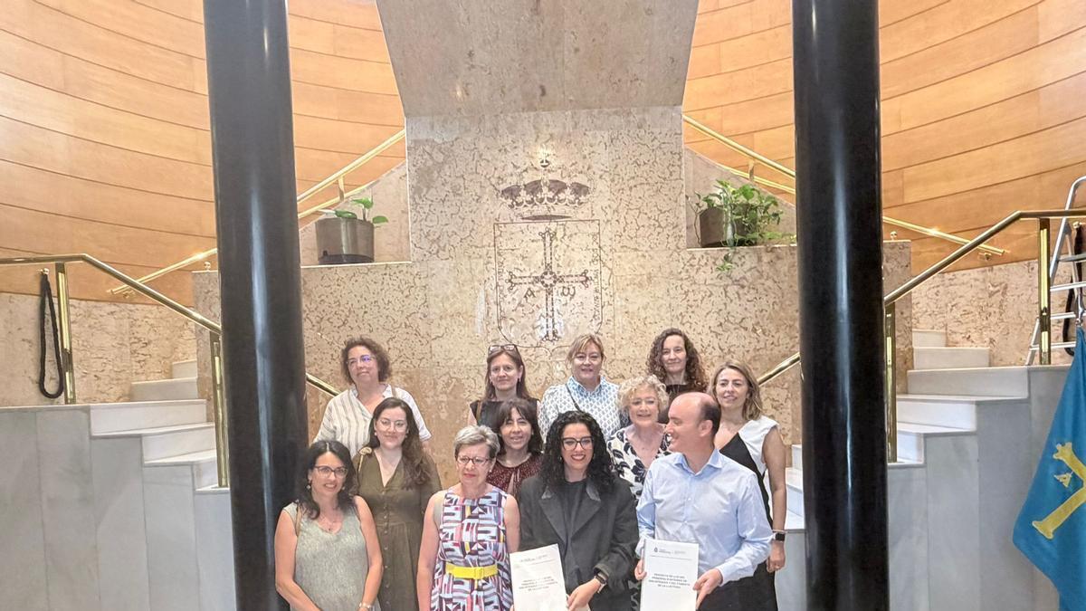 En la primera fina, Ana María Menéndez, bibliotecaria de Coaña; Ana Isabel Cámara, coordinadora de las Bibliotecas de Asturias; Vanessa Gutiérrez, consejera de Cultura y Pablo León; director general de Patrimonio. En la segunda, Sandra Álvarez de la Asociación Profesional de Especialistas en Información; María del Carmen Cau Fernández, director de la biblioteca de Asturias; Ana Navarro, director general de Cultura y bibliotecaria jubilada del Serida y Carolina Pinín, responsable de la biblioteca del Hospital Universitario Central de Asturias. En la tercera, Pilar Rodríguez Montes de la Red de Bibiotecas de Gijón; Rebeca Suárez, directora de la biblioteca pública Jovellanos; Elena Losa, directora de la red de bibliotecas de Mieres y Mariana Suárez, jefa del Servicio de Intiticiones Culturales y Protección Patrimonial.