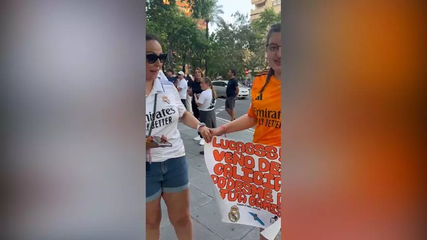 Dos aficionadas madridistas han venido de Galicia y no entienden la decisión del Madrid